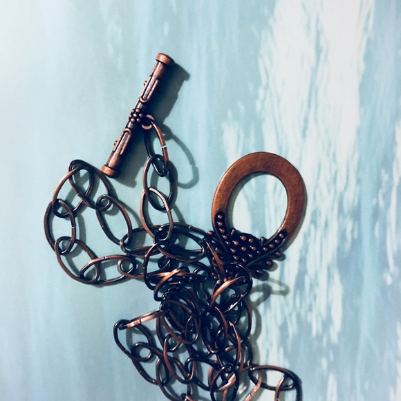 Copper toned necklace.  Clasp is pendant. Stylish - Picture 5 of 9